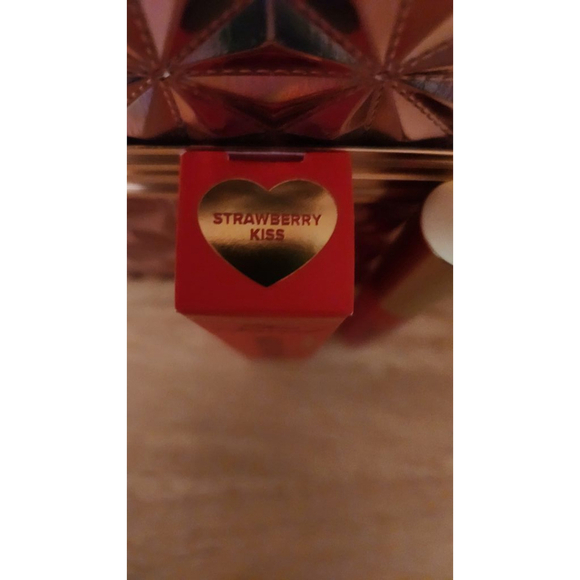 Too Faced Lip Injection Extreme Strawberry Kiss - Picture 2 of 2